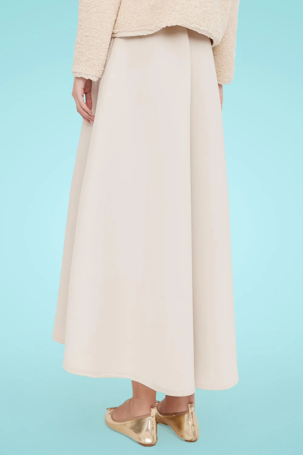تنورة طويلة واسعة