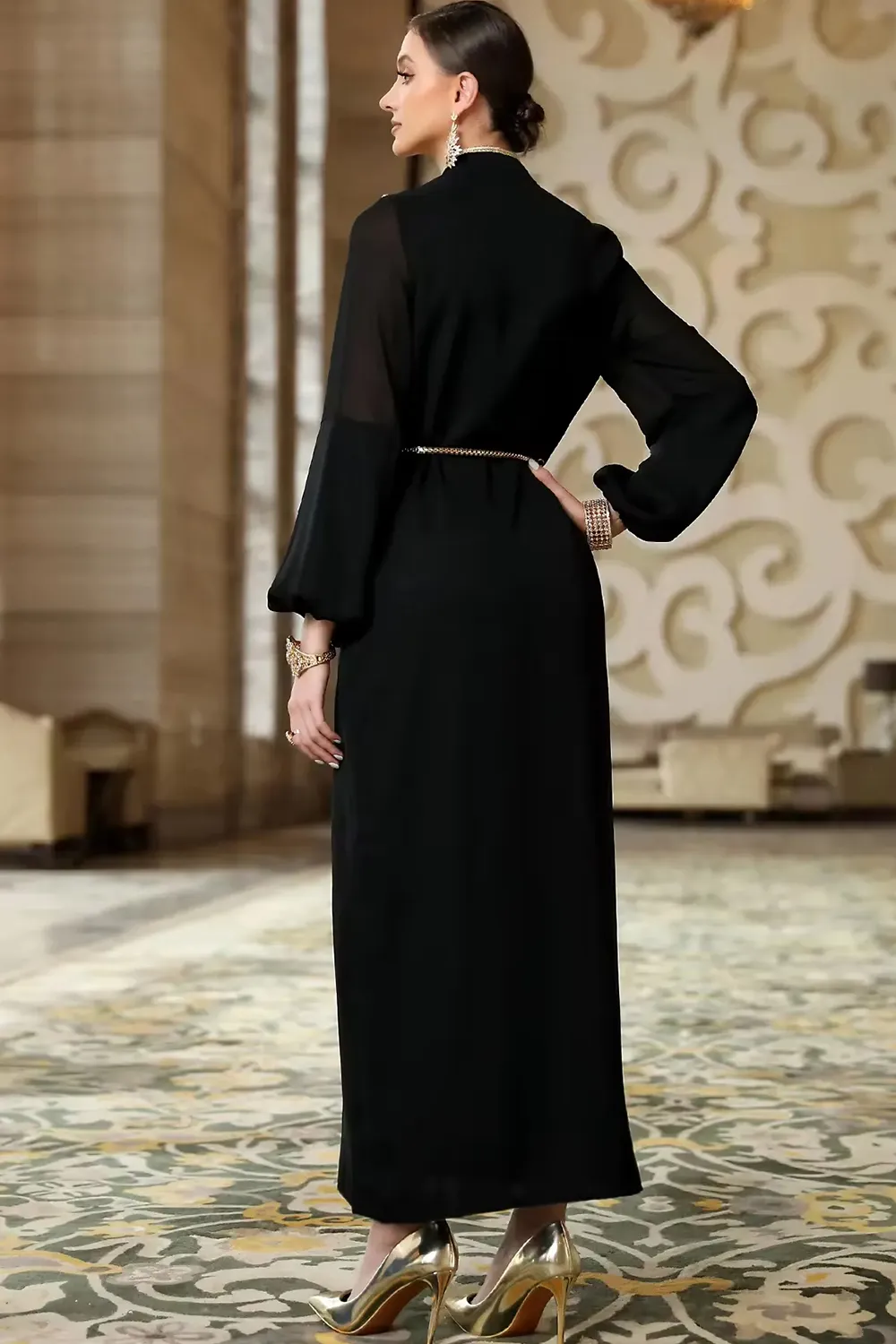 جلابية ملكي بتطريز بيج على الاكتاف وحزام خصر