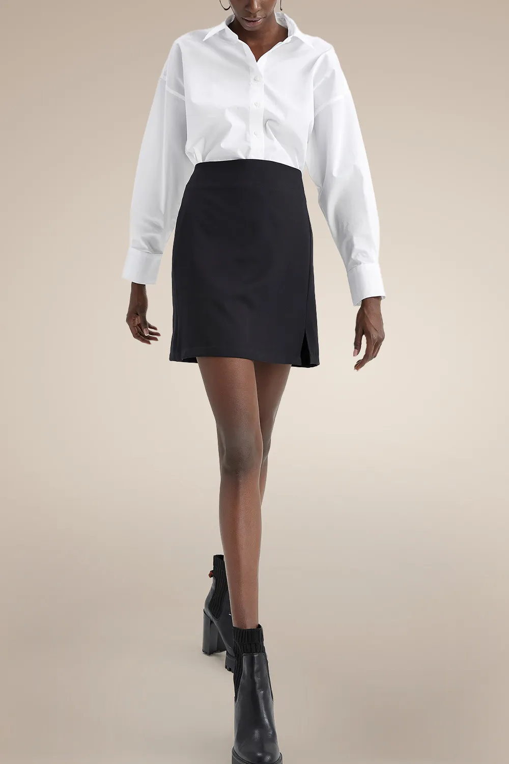 تنورة قصيرة ضيقة بفتحة رجل صغيرة