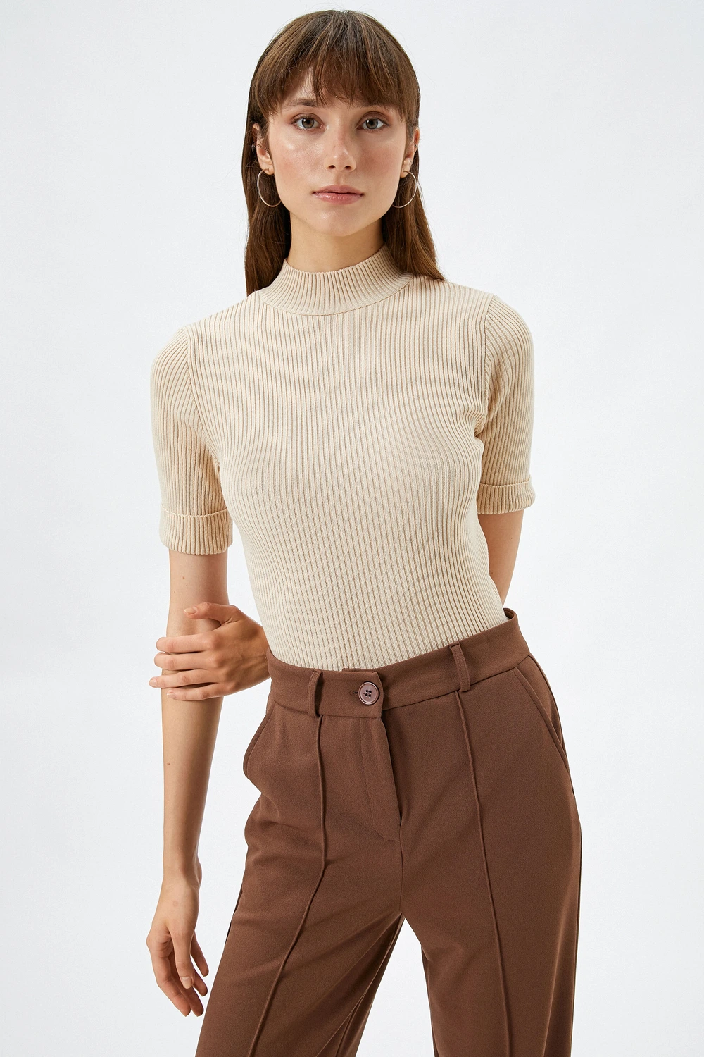 بلوزة مضلعة بياقة عالية