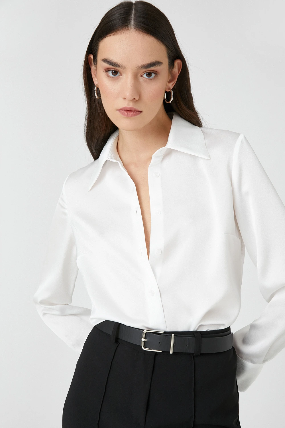 قميص بأزرار بياقة كلاسيكية