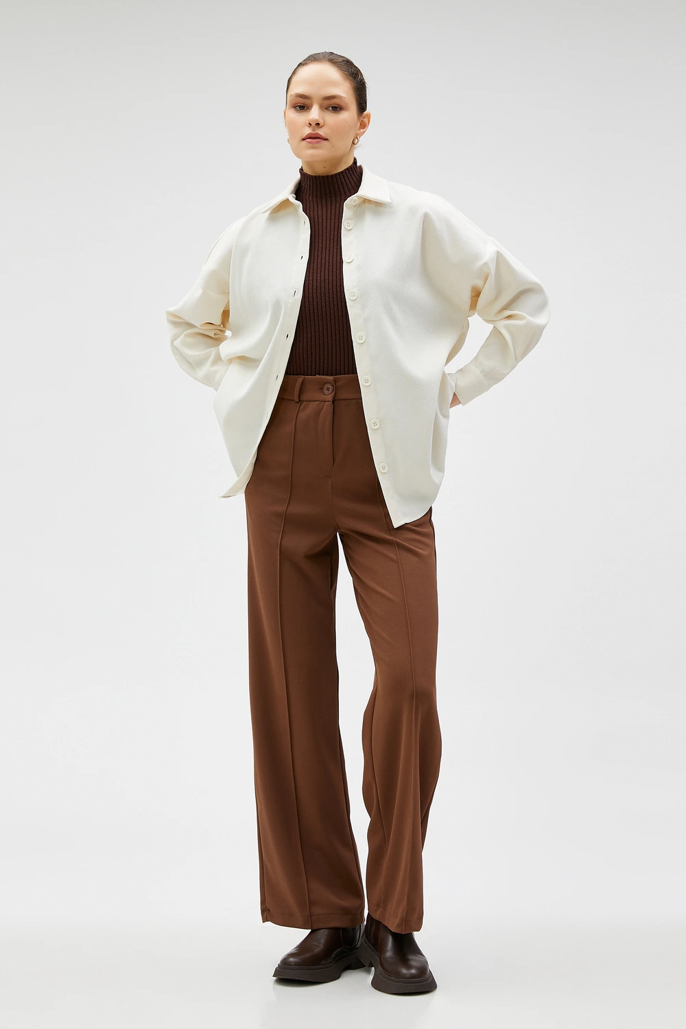 قميص بياقة وأزرار عاجي