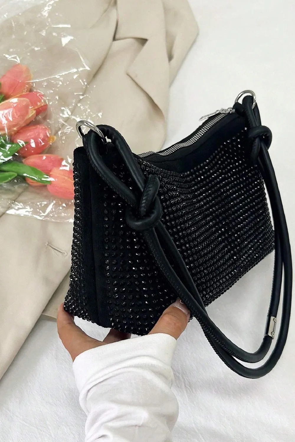 حقيبة كتف صغيرة سوداء، المزينة بالكريستال