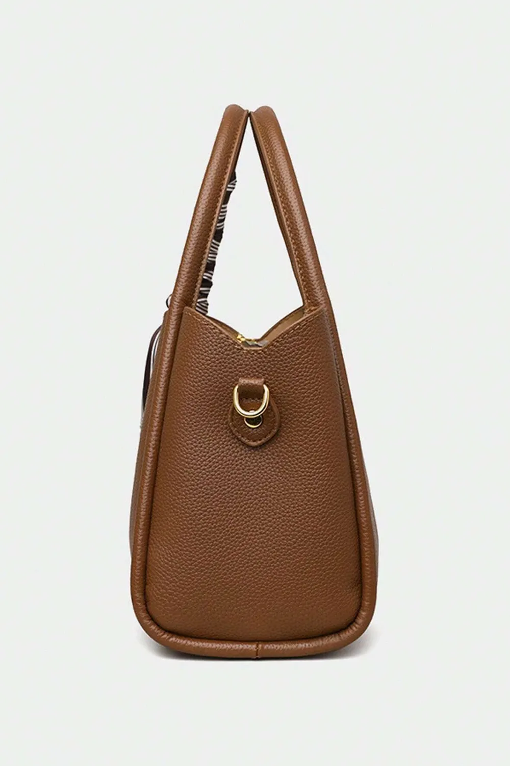 حقيبة كتف مزينة بوشاح صغير على المقبض