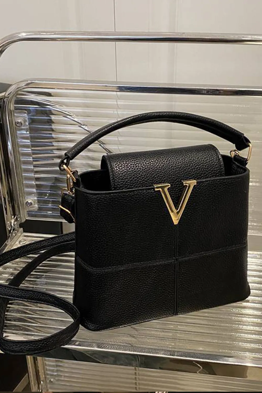 حقيبة يد نسائية مع زخرفة معدنية على شكل حرف "V" في المقدمة