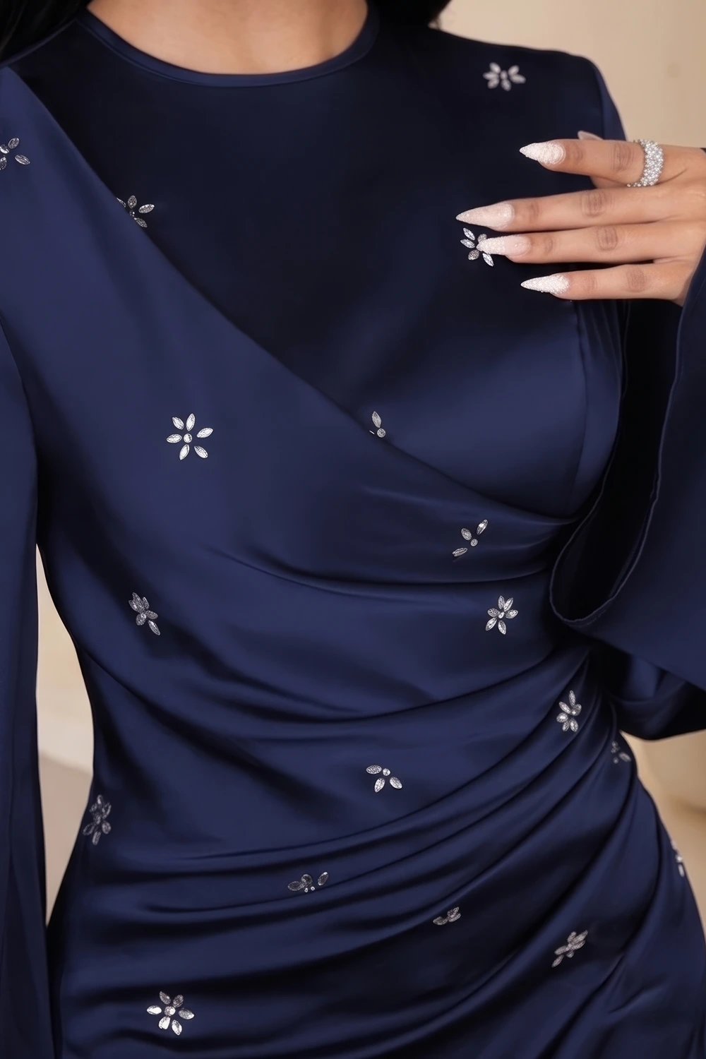 فستان مزين بأحجار الراين.